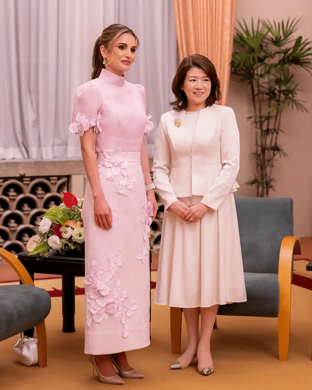 ”好绝！和老公像父女和儿媳像姐妹AG旗舰厅54 岁“中东戴安娜(图19)