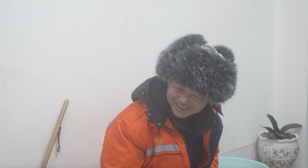 60行丨记者拜师环卫工：“看会”不等于“学会”AG旗舰厅·(中国)网站新春走基层·记者体验3(图2)