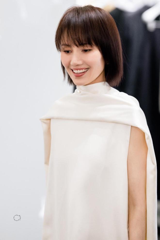 身简单白仍闪耀全场47岁有了皱纹还是很美AG旗舰厅网站入口袁泉气质真高级！穿一(图2)