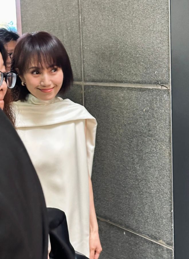 身简单白仍闪耀全场47岁有了皱纹还是很美AG旗舰厅网站入口袁泉气质真高级！穿一(图9)
