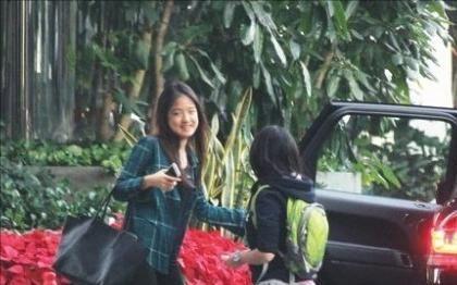 位男星个个花钱如流水一般人真养不起ag旗舰厅注册娶了“败家老婆”的3(图2)